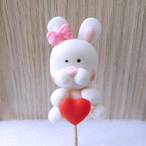 Pin Coneja con corazon